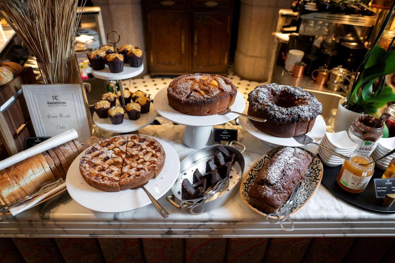 Radisson Collection Hotel, Palazzo Touring Club Milano Ngoại thất bức ảnh A selection of cakes