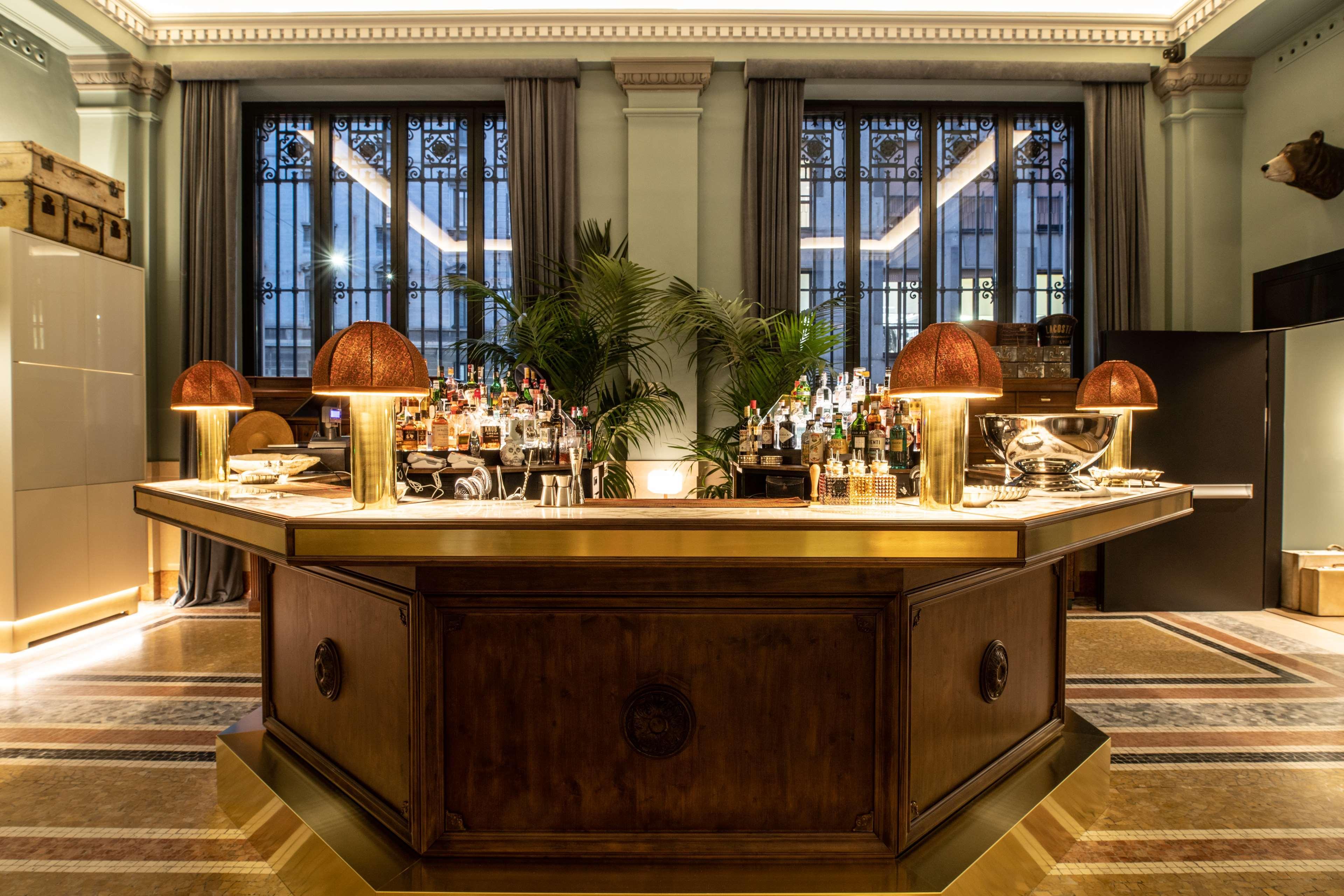 Radisson Collection Hotel, Palazzo Touring Club Milano Ngoại thất bức ảnh The bar at the Hotel de Crillon