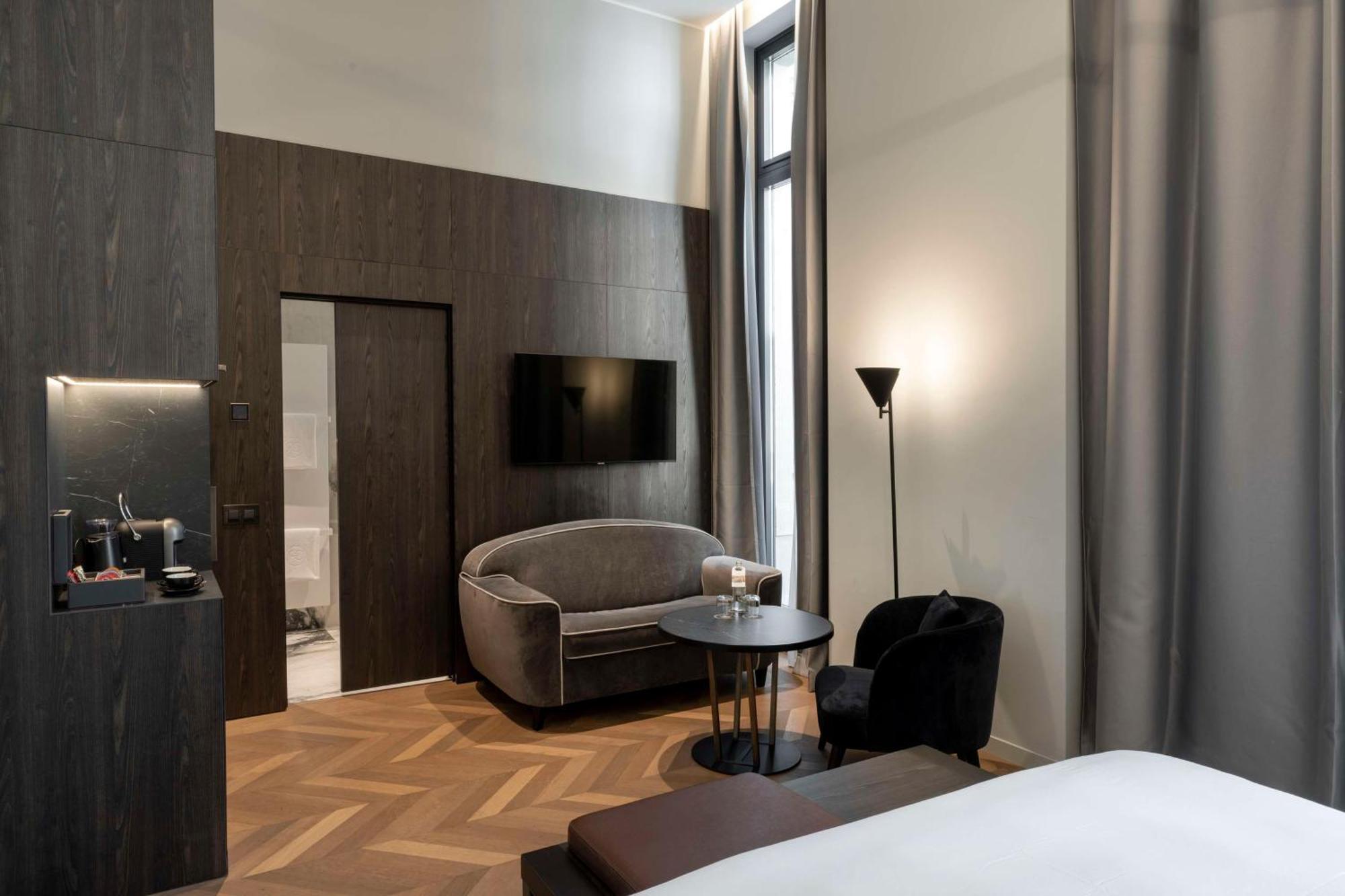 Radisson Collection Hotel, Palazzo Touring Club Milano Ngoại thất bức ảnh A room at the hotel