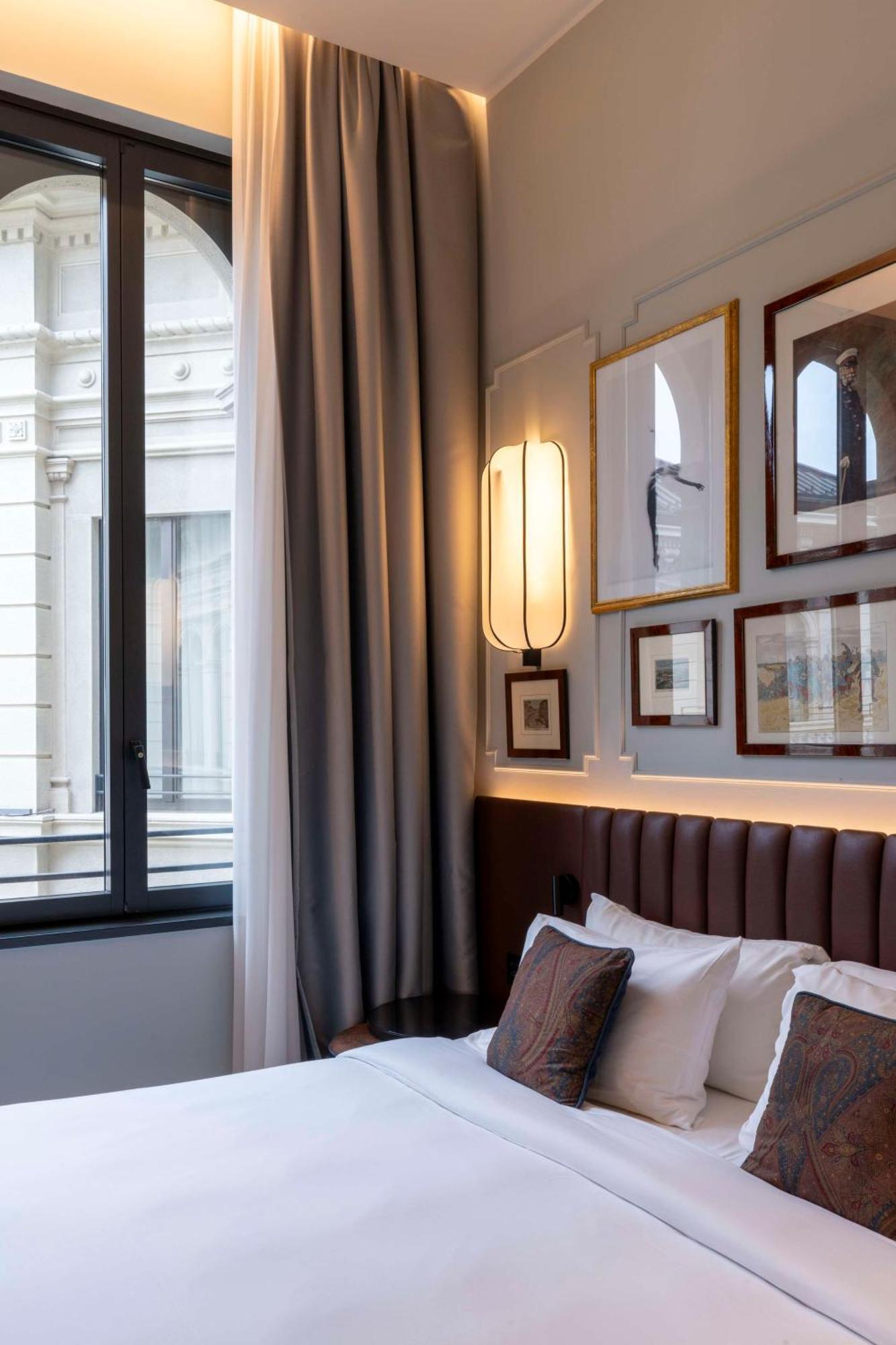 Radisson Collection Hotel, Palazzo Touring Club Milano Ngoại thất bức ảnh A wall light