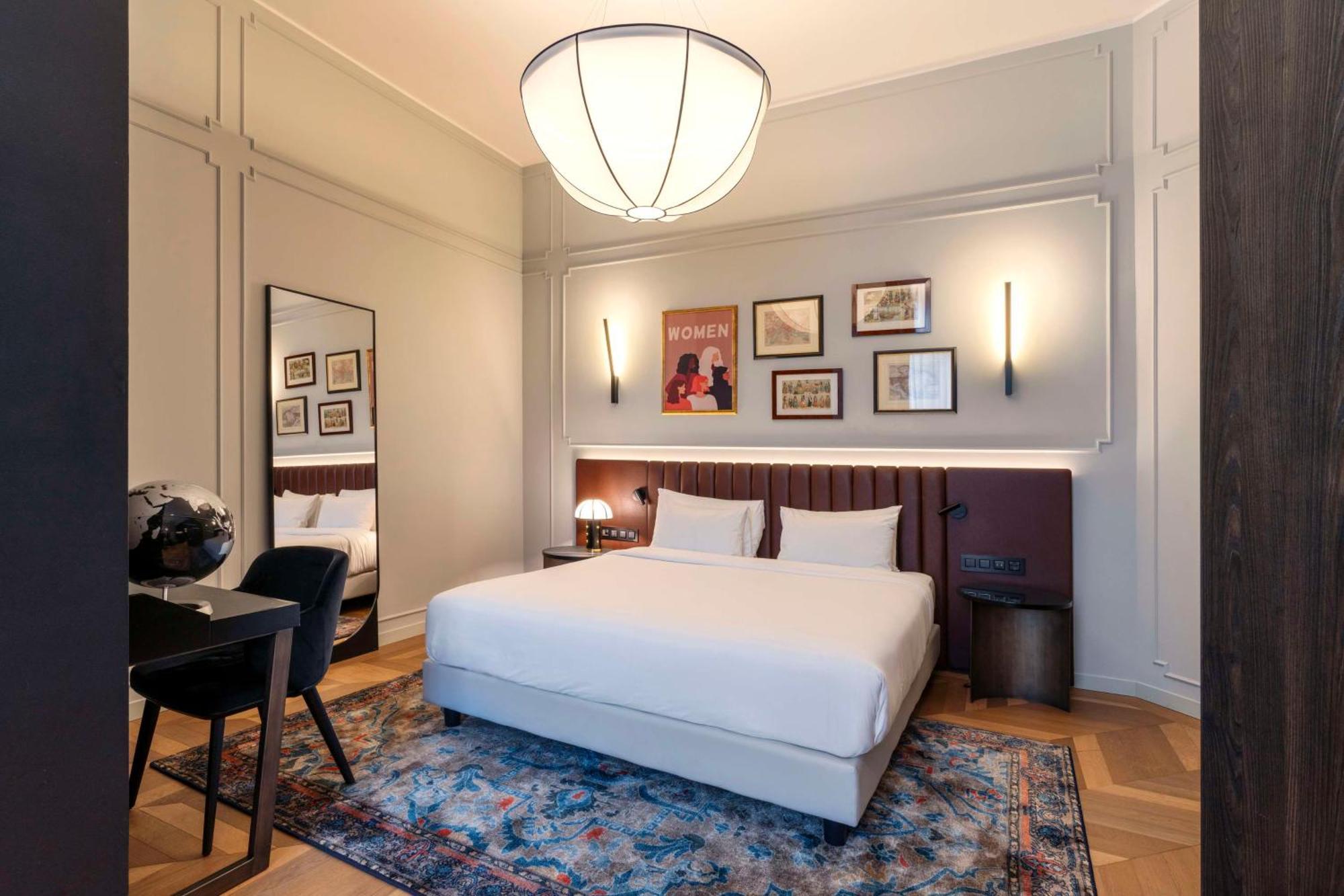 Radisson Collection Hotel, Palazzo Touring Club Milano Ngoại thất bức ảnh A bedroom at the hotel