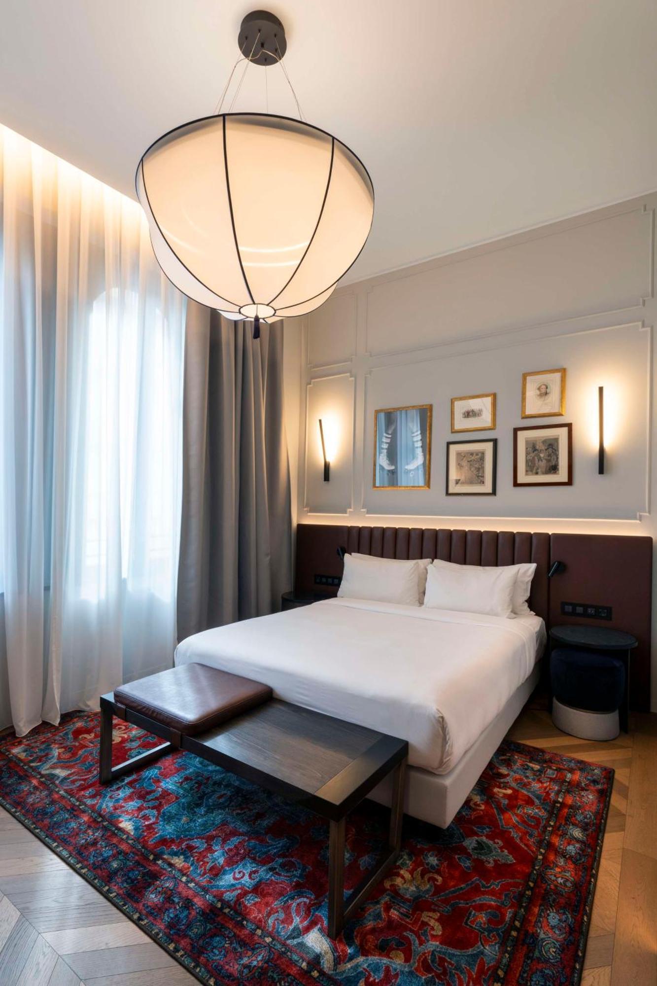 Radisson Collection Hotel, Palazzo Touring Club Milano Ngoại thất bức ảnh A bedroom at the hotel